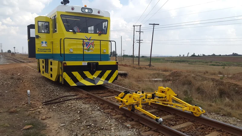 Coupled behind a locomotive: KRAB Heavy is towed at up to 25 km/h and pushed by hand where the vehicle cannot go