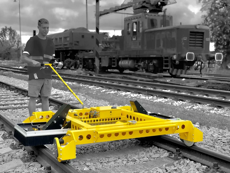 Pulled by hand on mainline track: the 3D camera heads scan both rails without contact, on the same trolley that is towed at 30 km/h