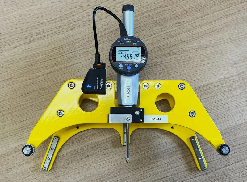 SPIDER measuring device with its three contact arms and digital indicator