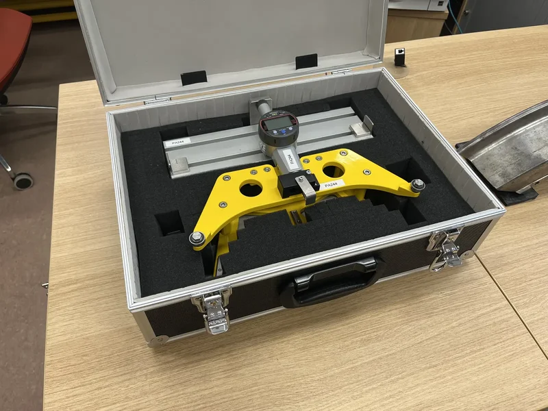 Complete transport suitcase with the device, calibration stand and accessories