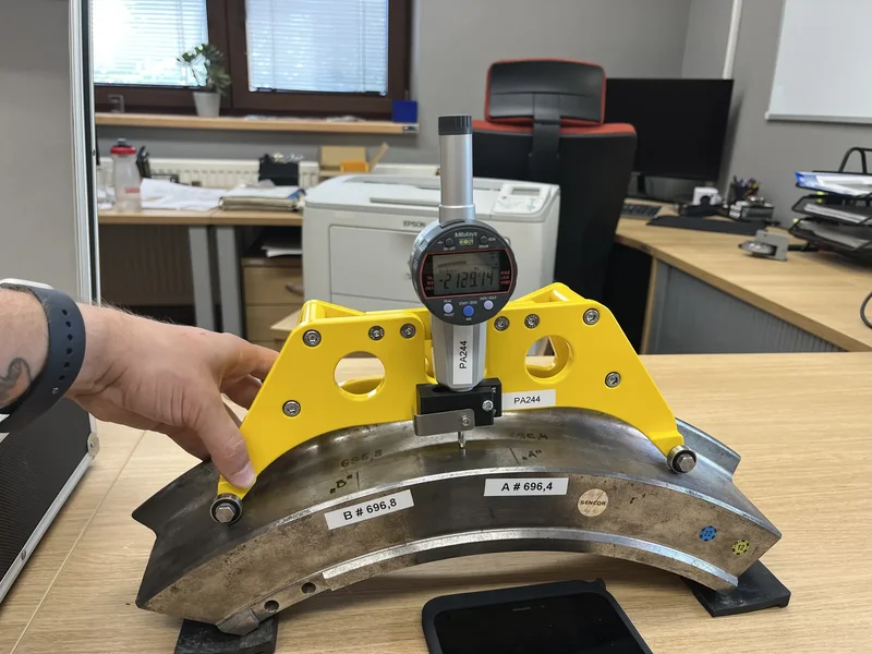 Device positioned on a wheel rim for a rise measurement