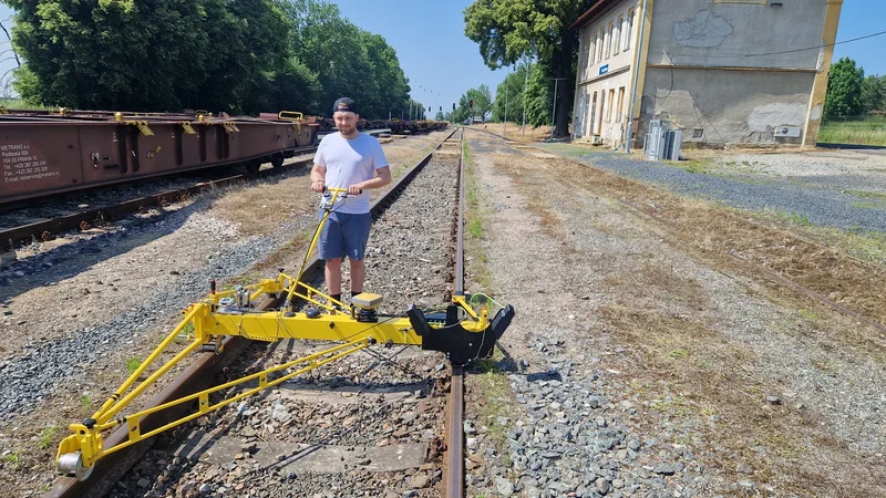 One operator is enough to push the trolley along a station track