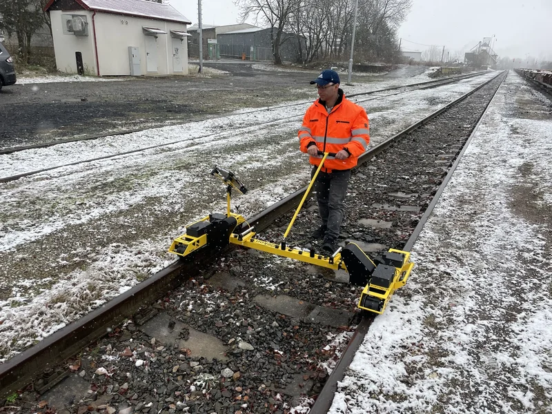 One operator pushes GEKON Modular at walking speed, in winter as well