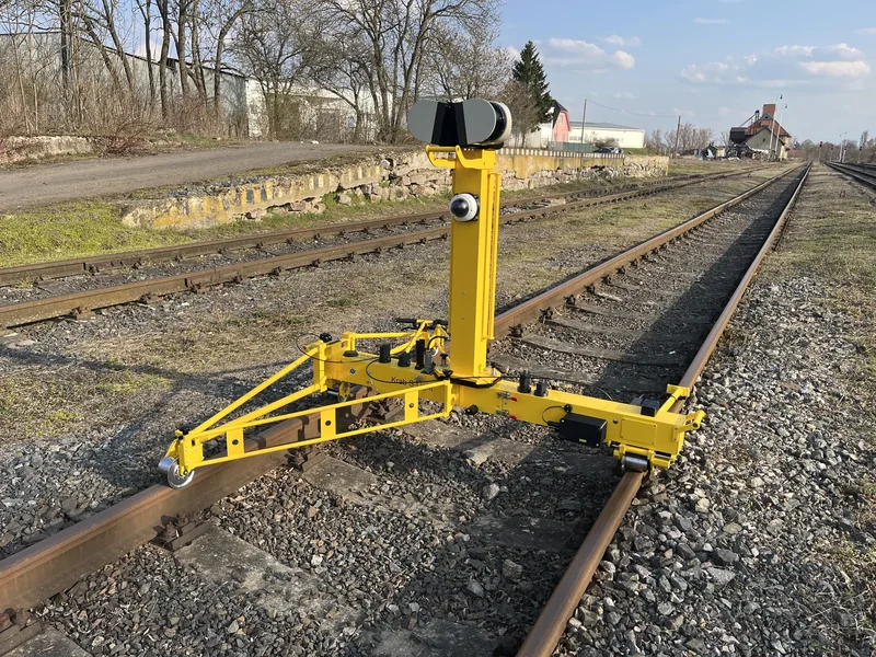 The complete set-up on a KRAB S-LIGHT: the LPS laser scanner on top of the mast sweeps the surroundings, the track camera below it records the track; one person pushes it all