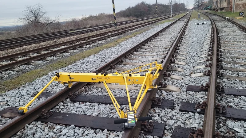 Ready on a station track; 32 kg that one or two people lift onto and off the track