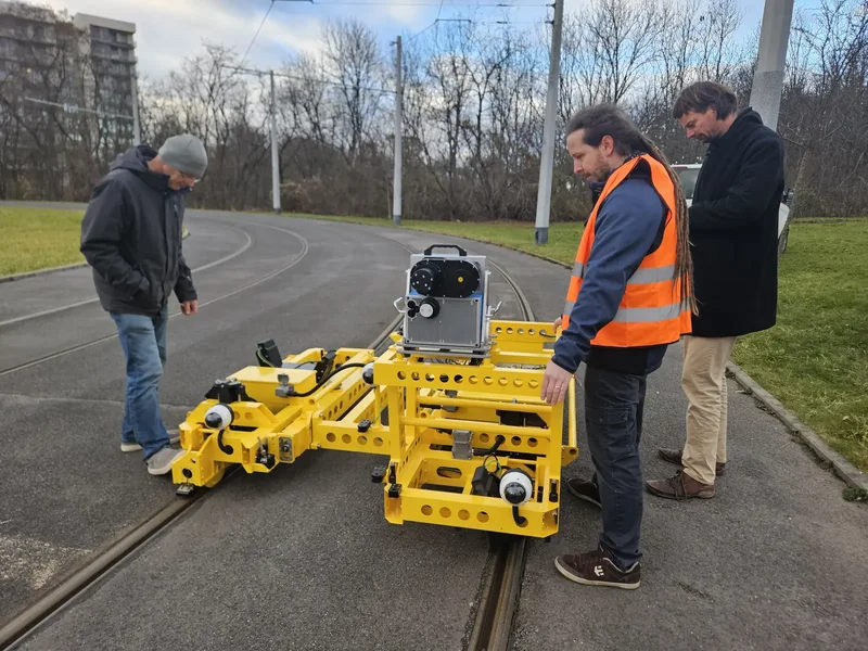 On grooved tram rails with the LPS scanner fitted on the tower: the same bogie measures tram and railway track